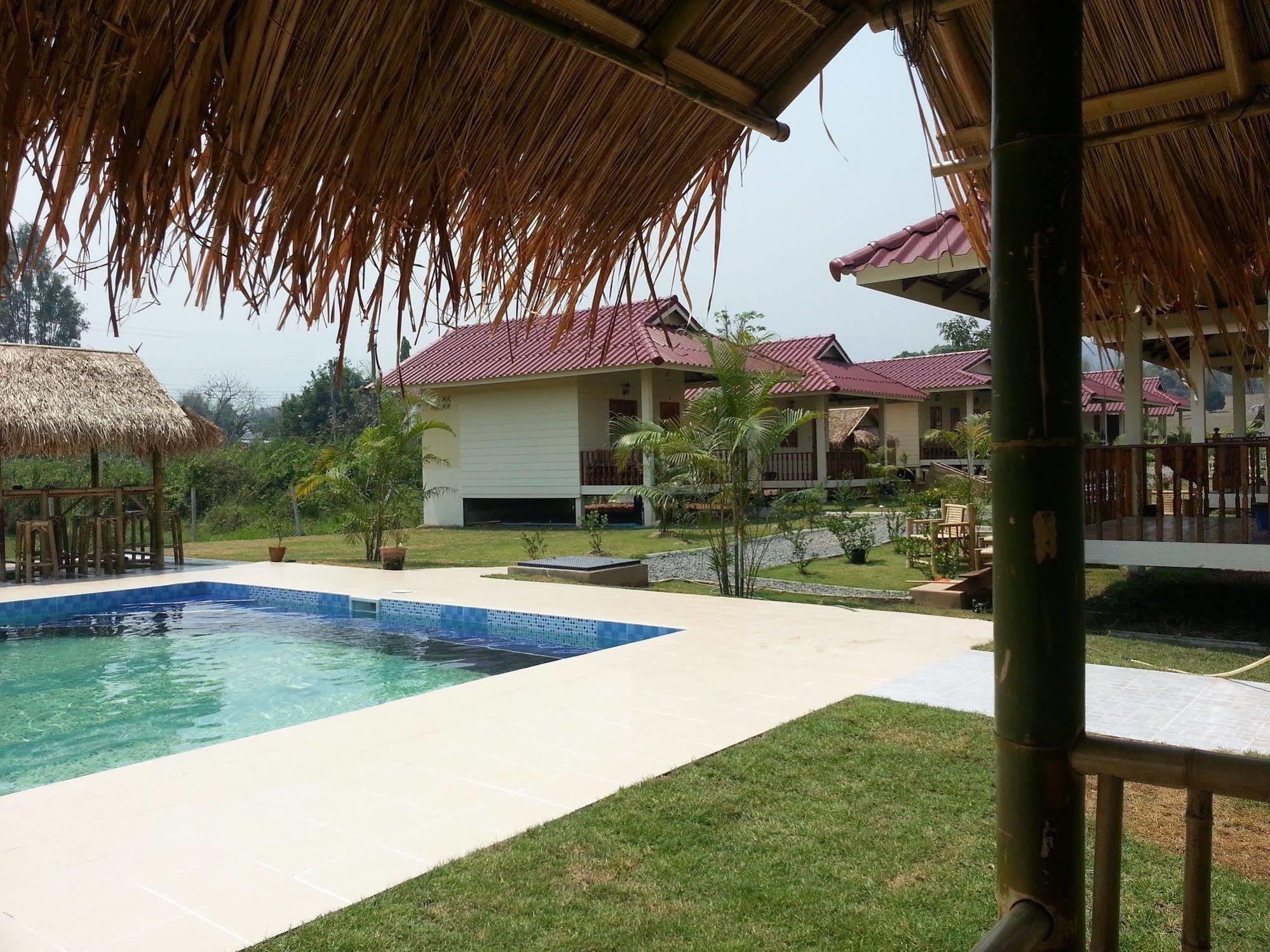 Smile Resort Mae Rim Bagian luar foto