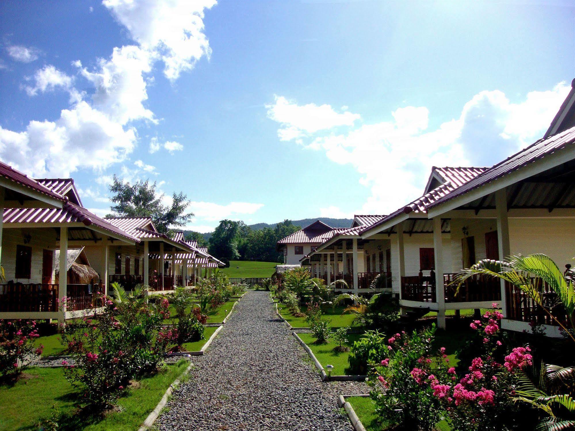 Smile Resort Mae Rim Bagian luar foto